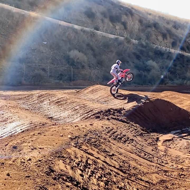 ケン・ロックゼンのインスタグラム：「Wind can not blow, water can not wet and fire can not burn  #MG」