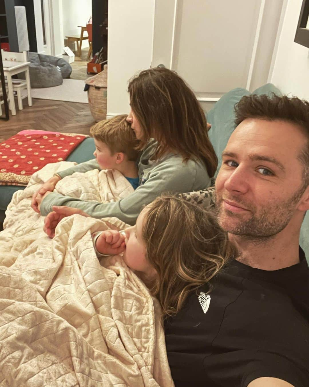 ハリー・ジャッドさんのインスタグラム写真 - (ハリー・ジャッドInstagram)「Watching Christmas adverts on YouTube. Edgar the Dragon is my favourite 🐉」12月23日 3時27分 - harryjudd