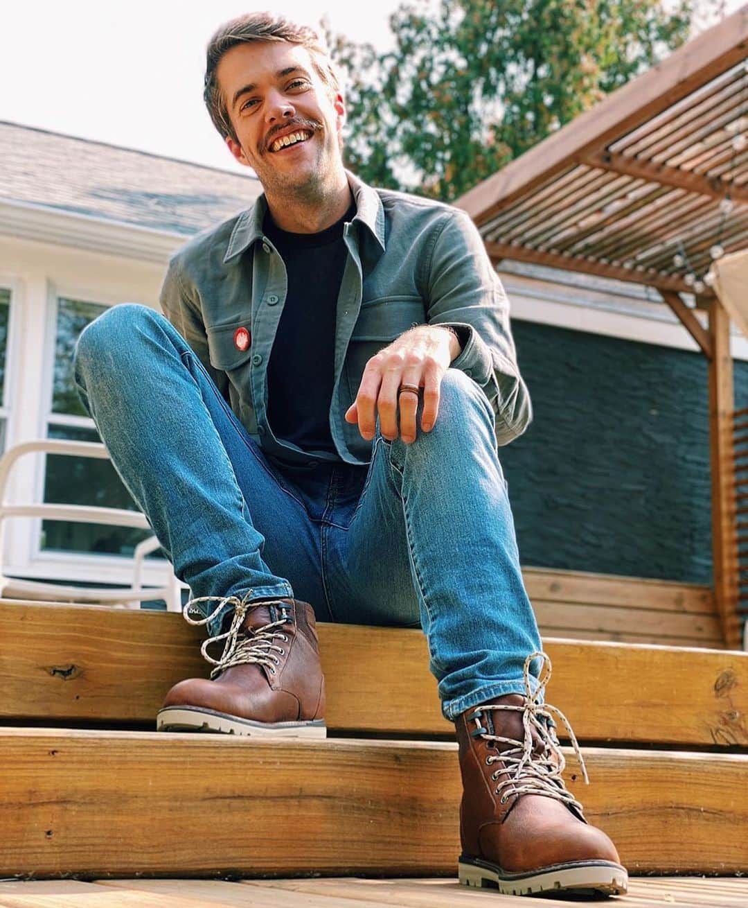 トムズシューズのインスタグラム：「It’s a good day to give back.  @ericlkomo wearing the Ashland Boot in waterproof leather (you know, just in case)」
