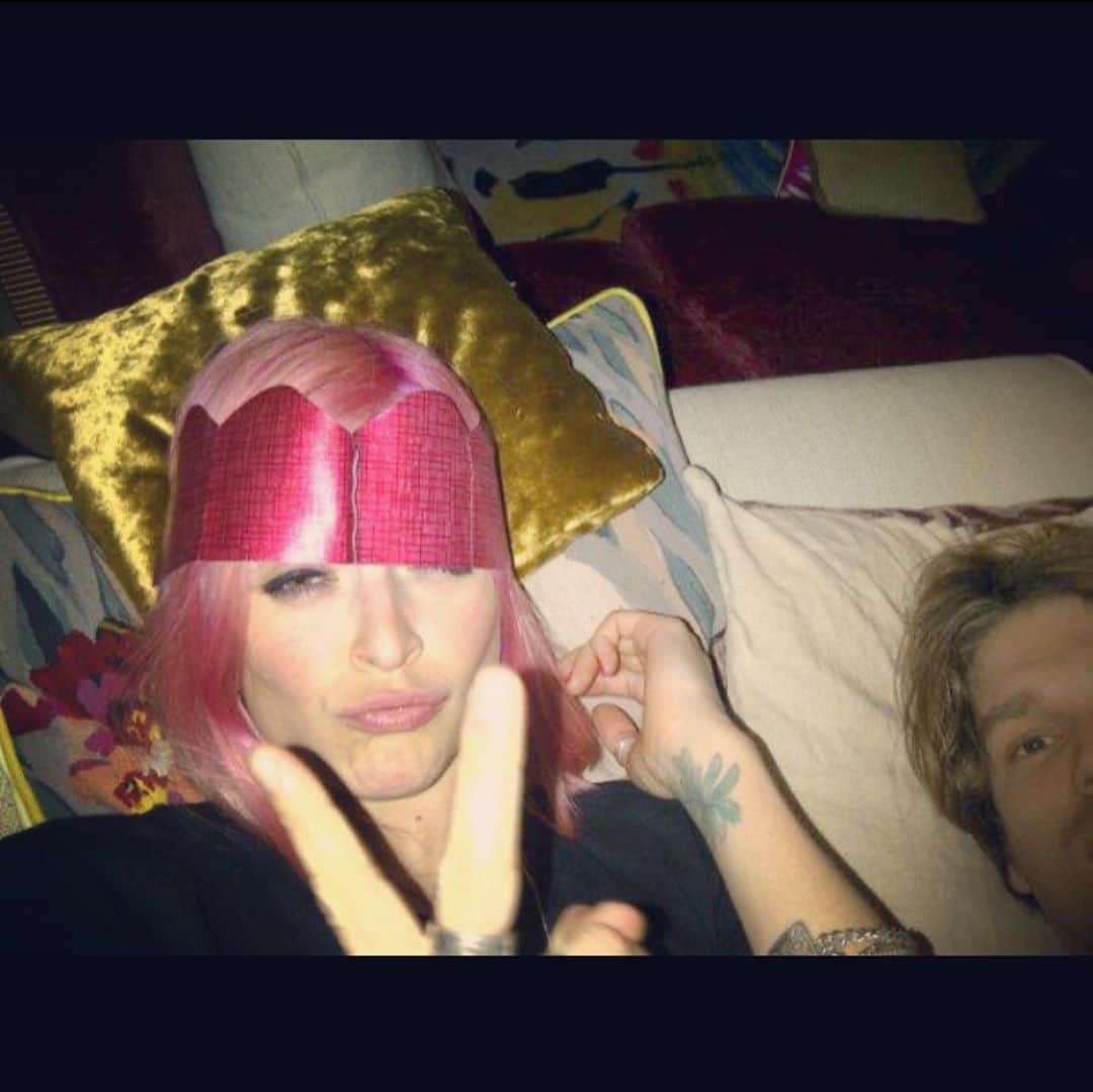 ファーン・コットンのインスタグラム：「Christmas 10 years ago ➡️ Christmas now.  Collectively older, hopefully wiser, more sleep deprived, definitely a lot less drunk, and way more grateful for the small stuff. The latest lockdown has dragged us kicking and screaming back to the bare bones of life again, deprived of proper human connection and outside entertainment but I’ve found joy in the smallest moments. A ferocious game of monopoly after lunch, a dusky, drizzly walk and the realisation that when you hit a collective ground zero you’ve less to lose which feels like a good opportunity to reframe parts of life. Inhibitions can slip away, wasted energy on worrying what people think about us can DO one and we can decipher new priorities. Small glimmers of joy. Grab them where you can. #smallglimmers」