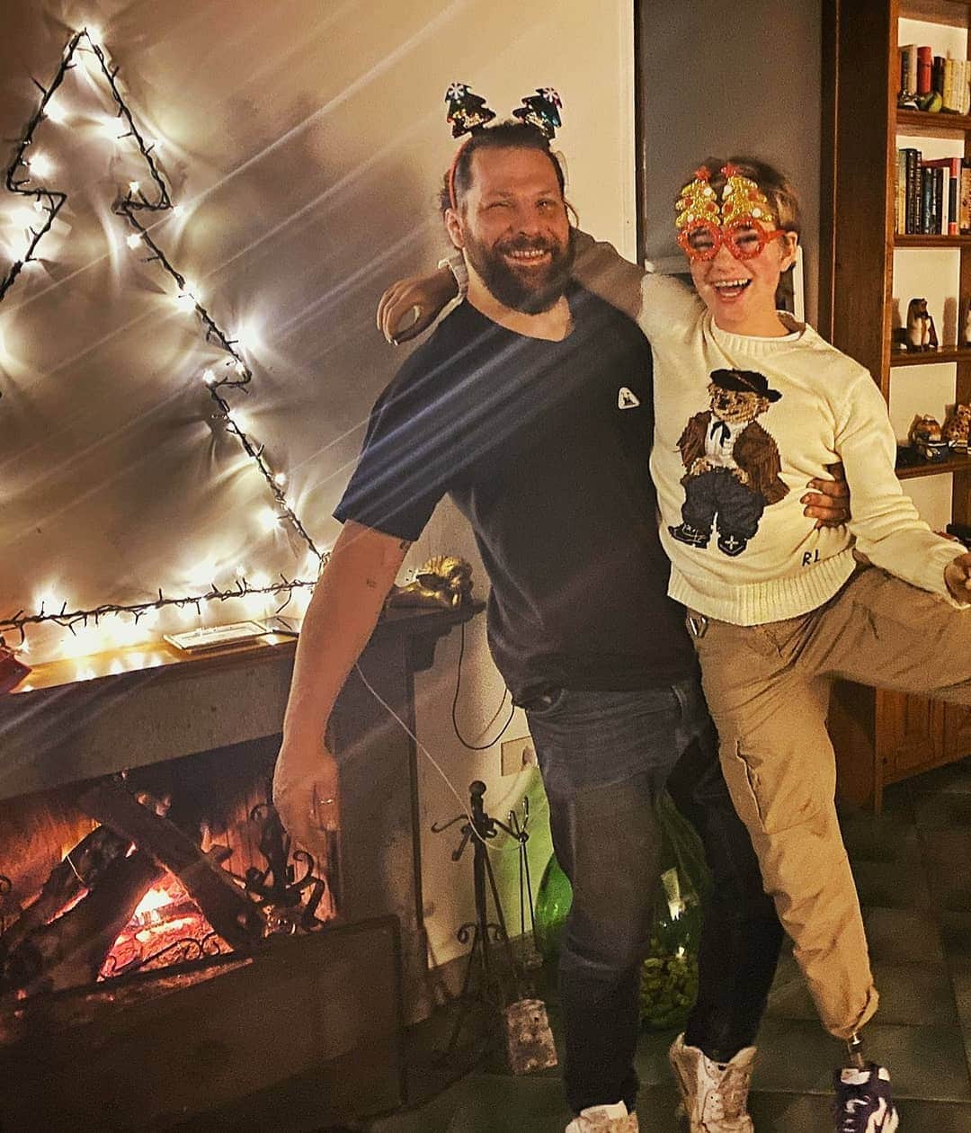 ベアトリーチェ・ヴィオのインスタグラム：「Noi siamo già entrati in clima natalizio! Nonostante tutto, è sempre Natale 🎄🎅🏻」