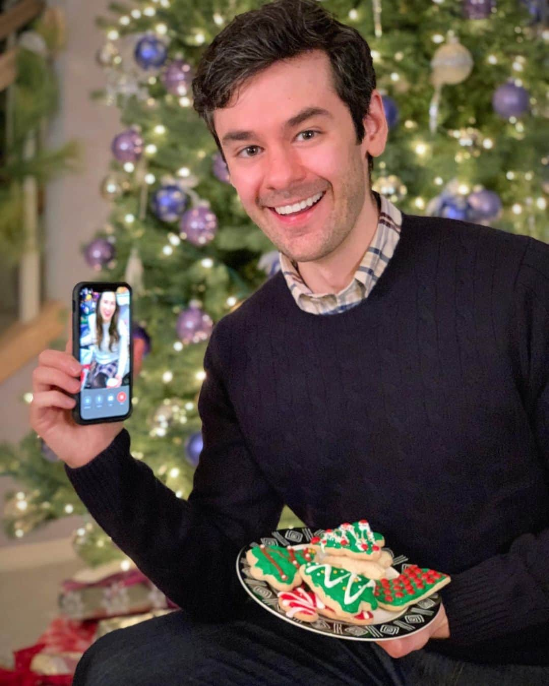 ブレンダン・ロビンソンのインスタグラム：「Even though we’re on opposite coasts, we still find ways to celebrate the #holidays together! @hpugz 🎅🏻🌲⛄️❄️🍪 . . Both our outfits are head-to-toe @brooksbrothers  . . #celebrate #holiday #christmas #couple #longdistance #brooksbrothers」