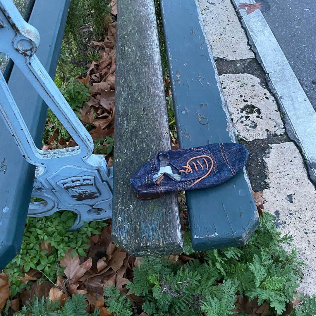 フィリップ・P・キーンのインスタグラム：「#lostsole #Paris #seine」