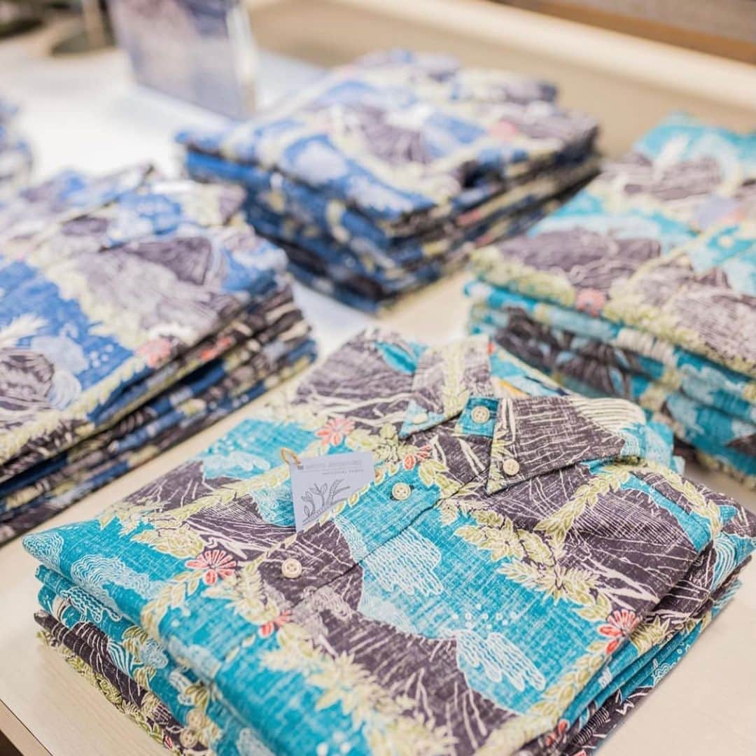 レインスプーナーのインスタグラム：「Still need a gift? Our stores are stocked with an amazing selection for the whole family and to top it off we’re running a gift with purchase promotion you won’t want to miss. Stop by today and say Aloha.   @alamoanacenter 11-6 @kahalamall 11-6」