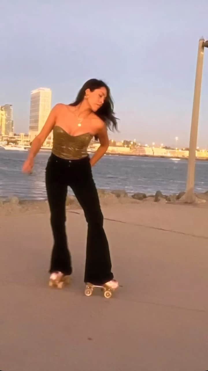 ニコールミラーのインスタグラム：「@frankvinyl_skates taking us on a sunset skate in our Gold Sparkle Bustier and Black Flare jeans 🏙✨ #NMStyle #NMHoliday2020」