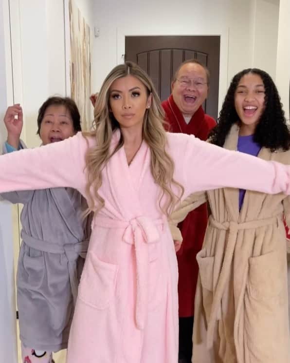 リアン Vのインスタグラム：「When Santa has to follow the Covid guidelines 🎅🏼😂 @adamw @therealpapav @therealmommyv #HappyHolidays #Christmas #Santa   Pink Robe : @livionaire 💕」