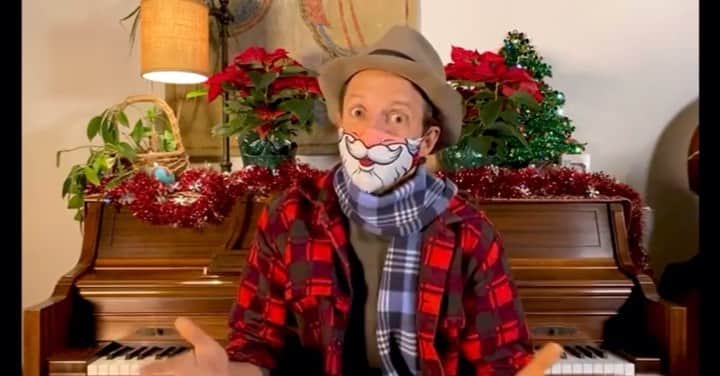 ジェイソン・ムラーズのインスタグラム：「The song everyone can sing. Link in bio. #christmasinquarantine」