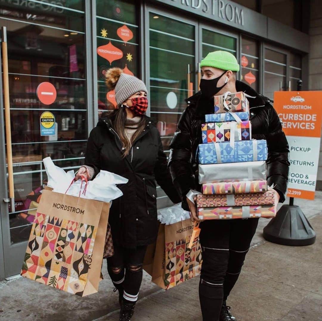 Nordstromさんのインスタグラム写真 - (NordstromInstagram)「The holidays have been a lot different this year, and we couldn't have gotten through this season without our amazing employees. Across the U.S. and Canada, our staff have been there for it all, from sharing gift ideas and wrapping them up to handling Curbside Pickup like the pros they are! Thank you for making this holiday season unlike any other! Stop in today for all your last-minute gifting needs, or buy online and pick up at your store with free gift wrap! #MakeMerry #stayNspired」12月23日 3時39分 - nordstrom