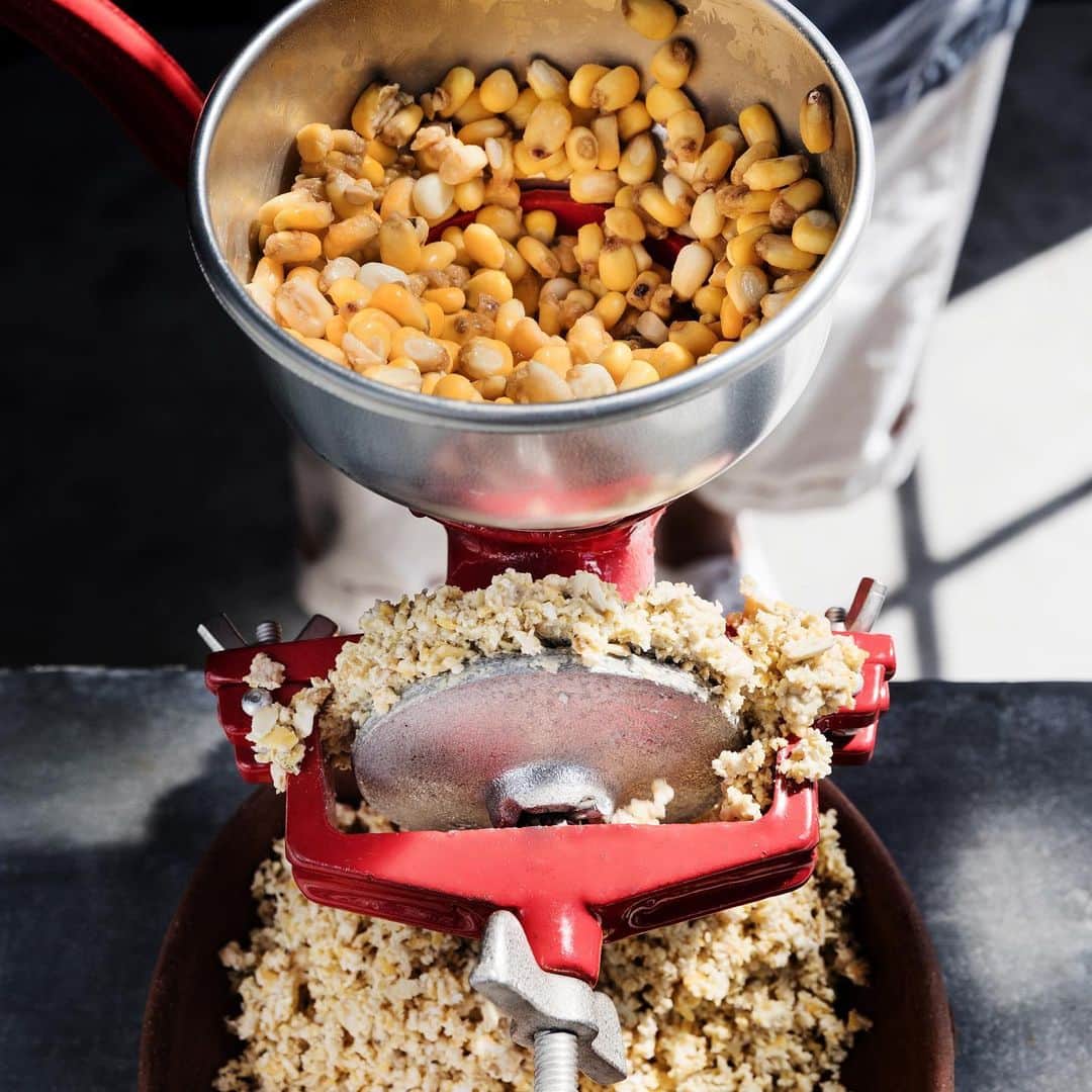 Food & Wineさんのインスタグラム写真 - (Food & WineInstagram)「Making fresh masa can be one of the most rewarding trade-offs in the kitchen. Paola Briseño González  @paolasuavicrema uses an Estrella molino to grind her corn, but if you don’t have one, fear not—her genius food processor technique also yields excellent results. Tap the link in our bio for Paola’s guide to making fresh masa and masa preparada at home, plus some of the tamal recipes that have become one of her Christmas traditions. 📸: @dylanandjeni」12月23日 3時43分 - foodandwine