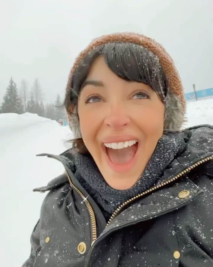 ハンナ・シモンのインスタグラム：「Only way out of 2020 is to jump into a flimsy rubber tire and have a stranger take a shovel and shove you off a mountain in blinding weather as you scream in terror and laugh hysterically into the unknown.」