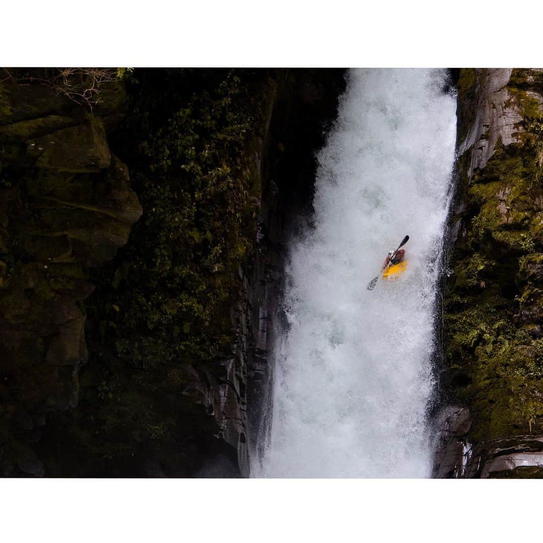マイケル・ドーソンのインスタグラム：「All time Airtime ☁️ @zack_mutton laying it out.   #kayak #waterfalls #adventure #photography #adventurenearnotfar #explorenz #nz」