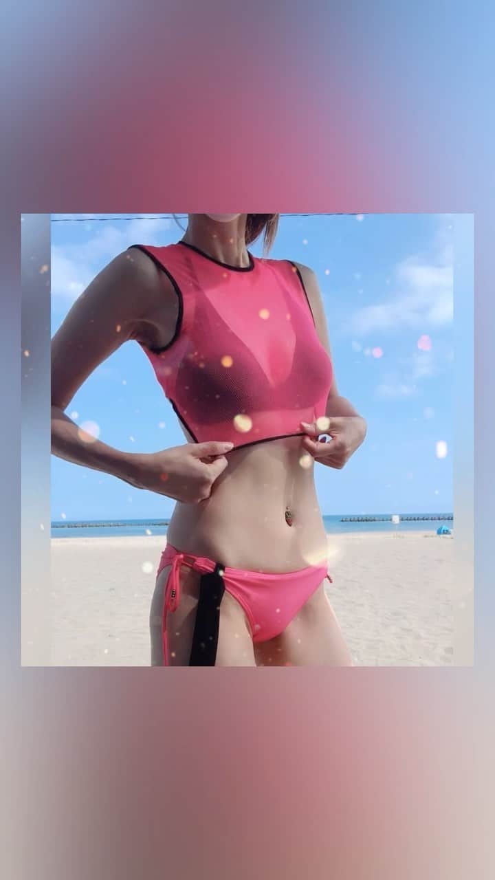 のインスタグラム：「【2020年人気投稿✨】 本日メンションもして頂いたので🙇‍♀️ 2020人気だった咲叶の水着の動画を投稿します🐙💕  去年の夏は、病気で手術をして 歩くのも大変で 車椅子で生活したり、 毎朝全身痺れて力が入らず😢 自分の体が不安だったけど  今年はこうやって元気で 水着になって海で仕事したりスポーツして遊んだりできたのが夢みたいで、  凄く自分で自分に感動してます✨  自分の動ける体に感謝して 最後まで自分の体を使い倒したいと思います🐙✨ 水着で好きな人と会えて嬉しかった 2020年度の動画の記録✨♡ リピートしてみてね🥰💕w  #自分で自分に感動出来た日 #2020年人気投稿 #ロンスケ #ロンスケ女子  #ロンスケ初心者 #ロンスケ水着 #longboard #longboarding  #instagramjapan #freestyle #freestyling #skater #skate #sk8 #sk8er #skateeverydamnday #skateordie #longboardfreestyle #skateboard #longskate #longskateboard ##longboardtoror#longboardfreestyle  #長板 #水着 #海水浴  #longskateboard  #美脚 #ビキニ」
