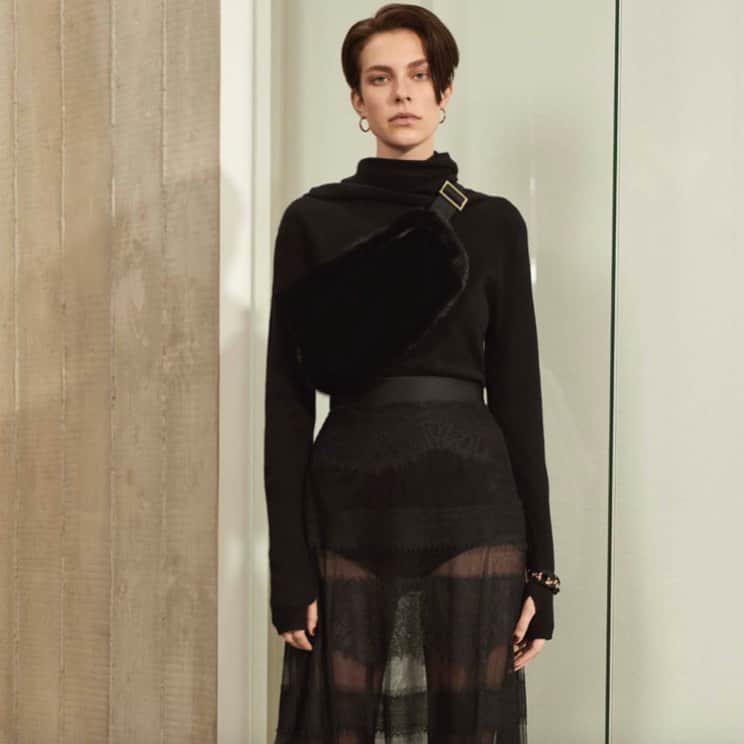 アマンダ ウェイクリーのインスタグラム：「Black lace and sumptuous cashmere... the ultimate indulgence   #blacklace #cashmere #laceskirt #aw20  #monochromestyle   Photographer: @janlehner  Styling: @cathykasterine  Hair: @neilmoodie  Make up: @zoetaylormakeup」