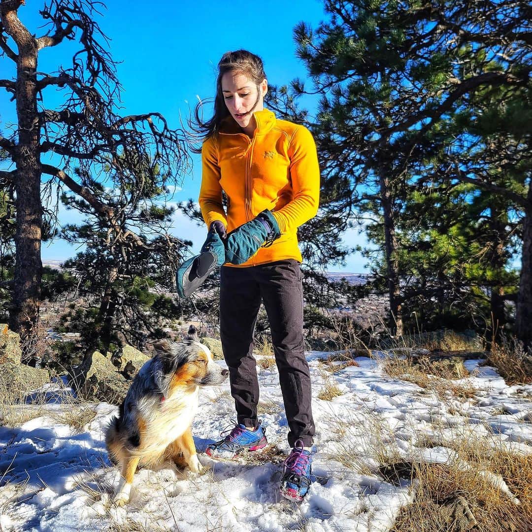 アレックス・パッチシオのインスタグラム：「Bracing the cold of winter is a lot easier with the proper clothes and equipment!  It’s easy to make excuses and to become lazy especially in the winter, but I always say “No Excuses!”.  Don’t become complacent! Don’t give yourself a reason not to!  Get the tools you need to make yourself move and be active this winter!!  @backcountry makes it easy to be the bolder, braver and more adventurous YOU! 😄 . Here I’m wearing the Arc’teryx Kyanite WMN’s Hoody, Breton WMN’s Gore-Tex Delux Mitt., Patagonia WMN’s Hi-Loft Down Hoody and Black Diamond Access Spikes to help me stay warm and safe through my outdoor adventures this winter!!! 💪🏻 . Use code “ALEXP15” to save 15% off your first purchase. Exclusions may apply #sponsored @backcountry #findyourbackcountry #backcountry  . 📸 @robinoleary 🙏」