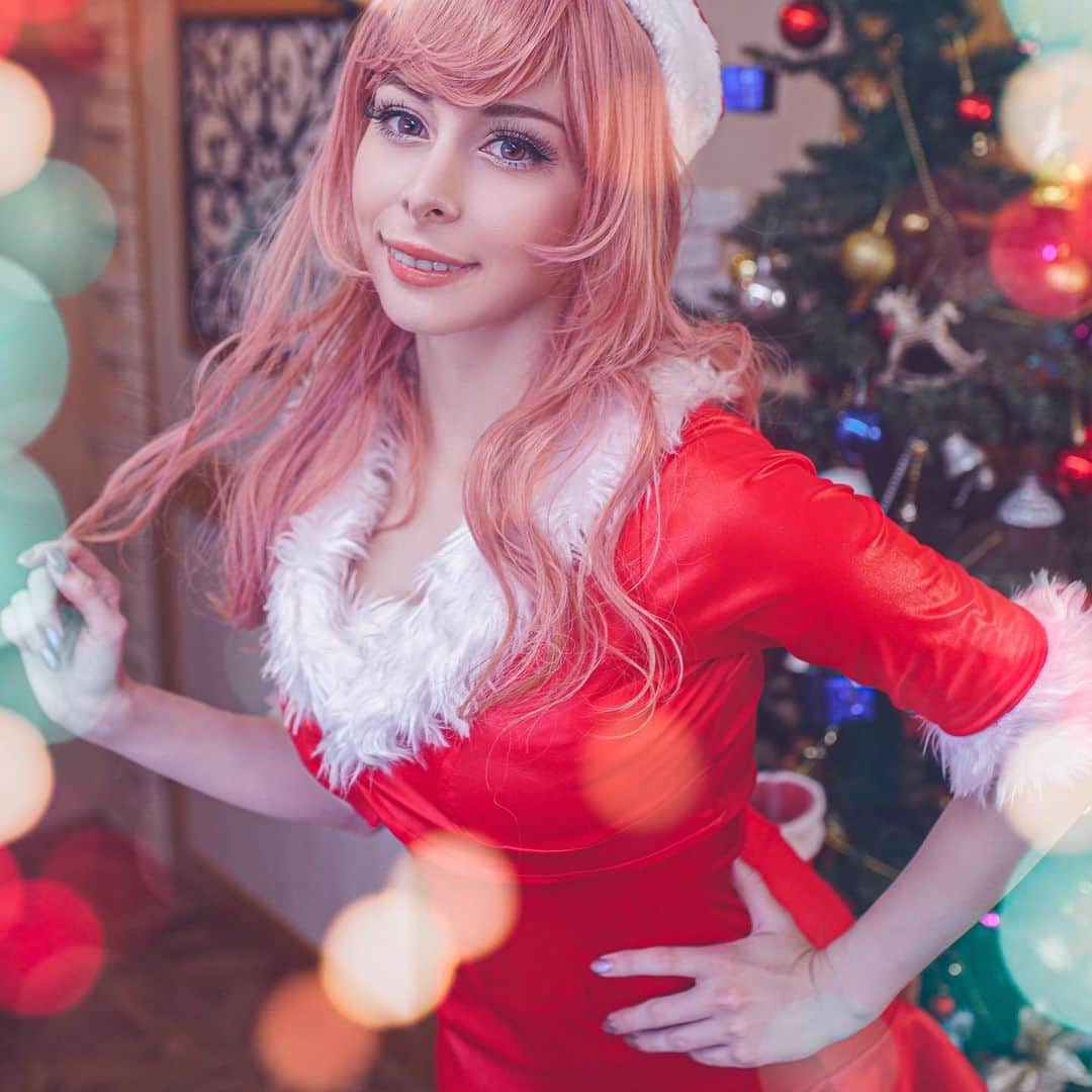 ユリコ・タイガーのインスタグラム：「🇯🇵 クリスマス　「ユーチューブライブ」  サプライズのライブ！ １２月２３日は3時イタリア語のユーチューブチャンネルで １２月２４日は日本語のユーチューブチャンネル。 今年は不安で変な年だから、家族に会わずに新しい家でクリスマスを過ごします。引っ越しで忙しかったので、ちょっと休憩してみなさんと時間を過ごしたいです。クリスマスお祝いしたいのです。待ってますよ。  🇬🇧 ℂℍℝ𝕀𝕊𝕋𝕄𝔸𝕊 𝕃𝕀𝕍𝔼 𝕆ℕ 𝕐𝕆𝕌𝕋𝕌𝔹𝔼  - Tomorrow, Wednesday 23rd at 3pm (GMT+1) on my Italian YouTube channel  - Thursday 24th on my Japanese channel  This year has been full of surprises and uncertainty, but of one thing I’m sure: like always, I’ll spend Christmas away from my family, but in a new home that I’ve yet to feel as mine. The moving process and last time jobs have consumed my time so I wanna take some time for you..  I’ll wait for you on my channel ♥️  THE CHRISTMAS PHOTOSET IS NOW AVAILABLE ON MY PATREON ✨  🇮🇹 ℕ𝔸𝕋𝔸𝕃𝔼 𝕃𝕀𝕍𝔼 𝕊𝕌 𝕐𝕆𝕌𝕋𝕌𝔹𝔼!   LIVE A SORPRESA!  - Mercoledì 23 h 15.00 sul canale YouTube italiano - Giovedì 24 h sul canale YouTube giapponese  Questo è l'anno dell'improvvisazione e dell'incertezza ma di una cosa sono sicura: anche questo Natale lo passerò lontana dalla mia famiglia e in una casa nuova, che non sono ancora riuscita a fare del tutto mia. Il trasloco e i lavori dell'ultimo momento hanno assorbito completamente il mio tempo perciò mi prendo un attimo da dedicare a me stessa e a voi... Vi aspetto in tanti, ci vediamo lì per scambiarci auguri e abbracci virtuali ♥️  IL PHOTOSET DI NATALE È ORA DISPONIBILE SU PATREON ✨✨  #christmas #christmasiscoming #christmasdecor #christmas2020 #santa #femalesanta #model #modeling #modella #modelshoot #modellife #pinkhair #pinkhaircolor #sfs #ユリコタイガー #クリスマス #クリスマスツリー #クリスマスコフレ #クリスマスコフレ2020 #ピンクカラー #ピンクヘアー #サンタお姉さん」