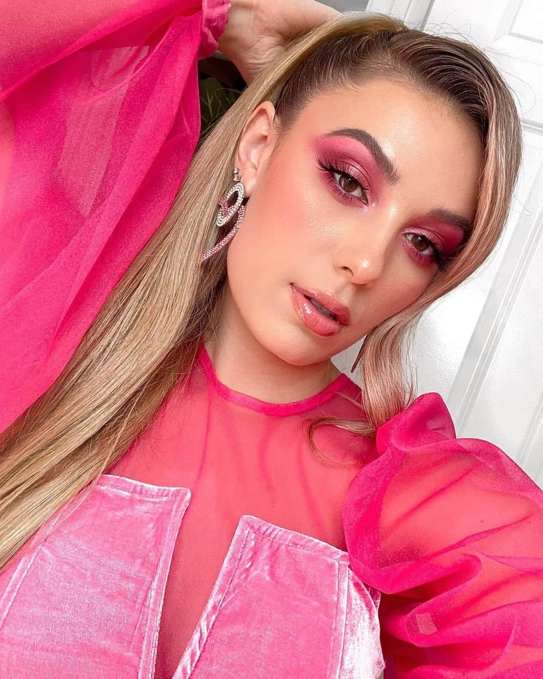 Too Facedのインスタグラム：「We’re all about a pink moment 💖 @victorialyn wears our NEW Let’s Play Mini Palette and Lip Injection Lip Gloss shade Wifey For Lifey. #regram #toofaced」