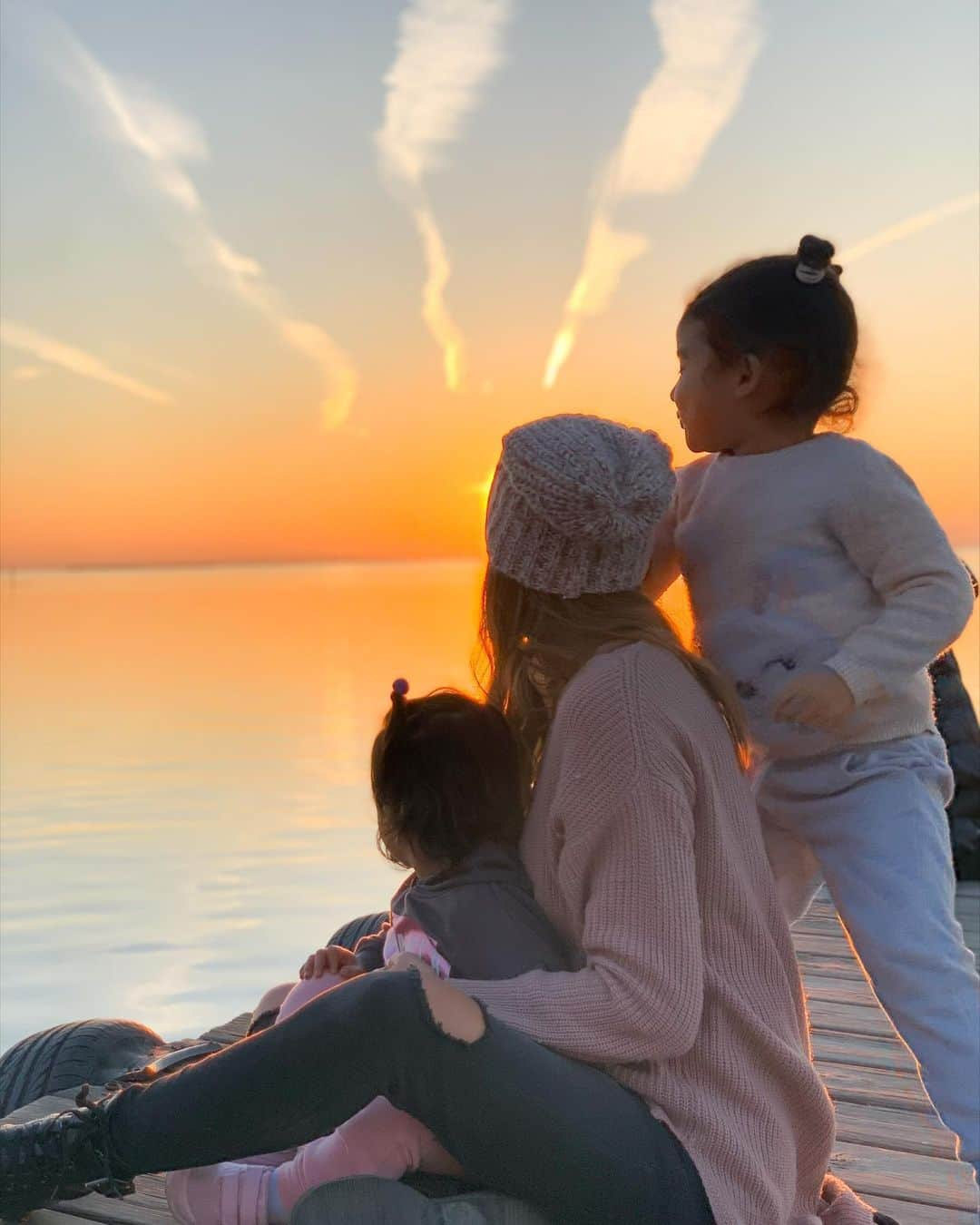 ジェマ・マリンさんのインスタグラム写真 - (ジェマ・マリンInstagram)「Beautiful sunset with my two favorite people in the world ❤️🌅   #breathe #sunset #family #inconditionallove #momlife  #inhaleexhale #calm #peaceofmind #purposes #intentions   Precioso atardecer con mis dos personas favoritas ❤️🌅」12月23日 4時06分 - gemma_marin