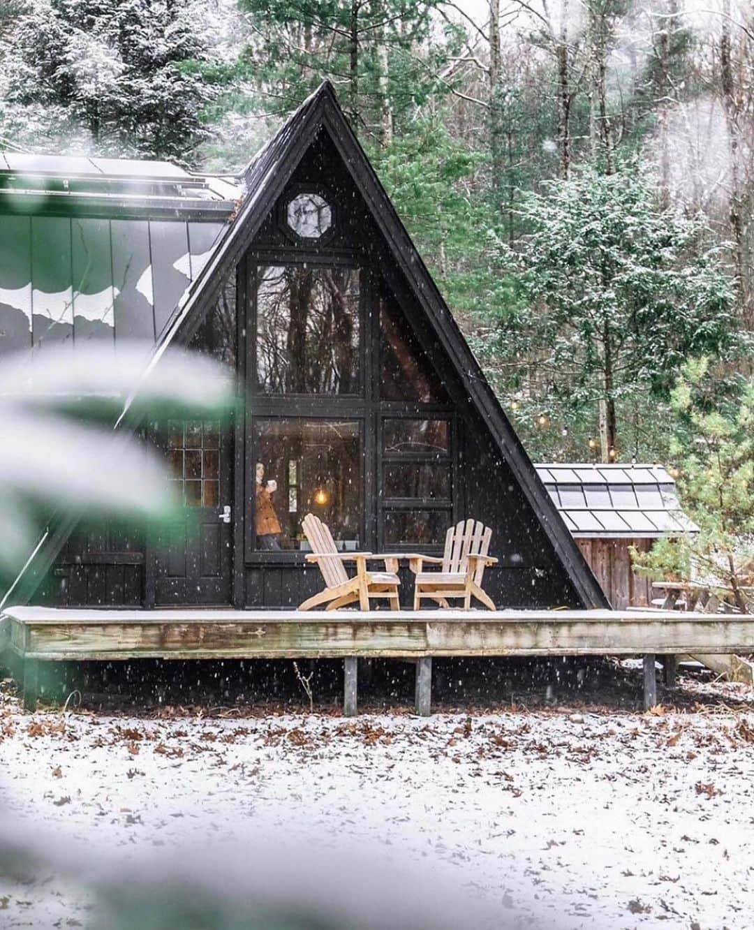 FOLKのインスタグラム：「6 Cozy Cabin Getaways are up now. Dreamy escapes for a much needed r&r. You can find it at www.folklifestyle.com. @ablackaframe  @thevermontaframe  @thehunterhouses  @trottcottage  @whiskeyridgechalet  @weekendhome.co」
