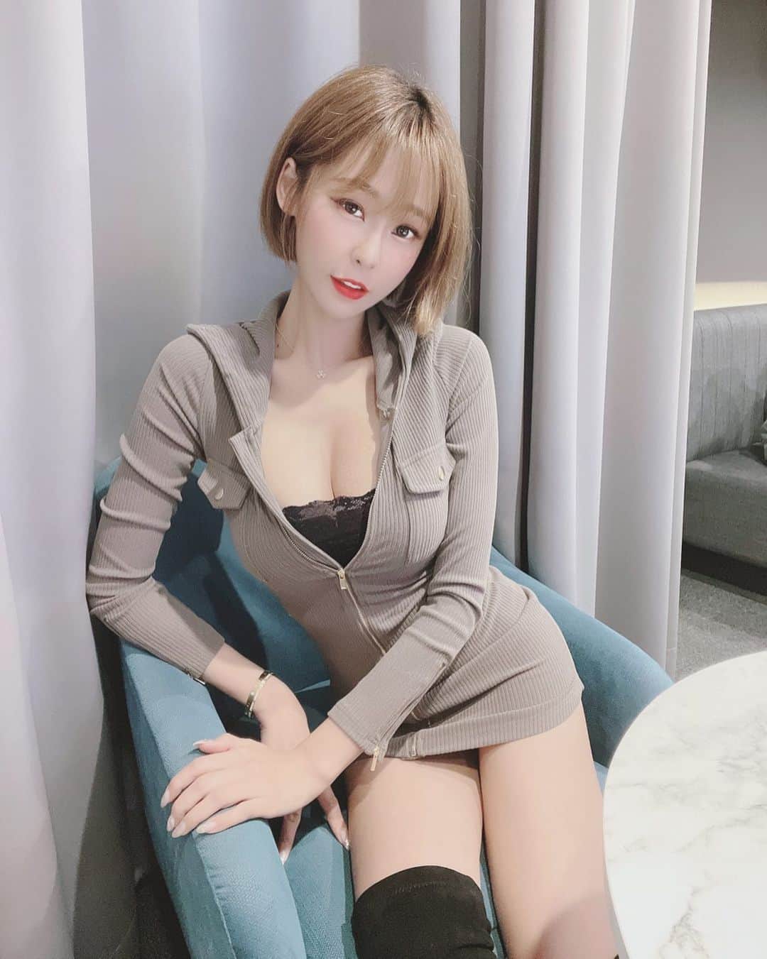 小雪（Winnie）のインスタグラム：「你心上人這個位置 我想牢牢坐一輩子  Like photo ? #doubletap #night   12/23 晚上7:00-8:30 🎄17聖誕狂歡 會穿禮服開17直播🔍小雪 記得哦，錯過就看不到了🙈  #晚安#明晚直播見」