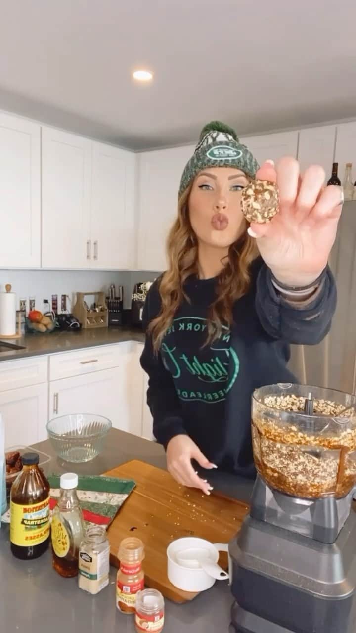 Jets Flight Crewのインスタグラム：「Baking with JFC Janai - Let’s get into the holiday spirit and make some healthy snacks!   Can’t Catch Me Gingerbread Balls👇🏼 • 1 cup of pitted dates  • 1 cup of oats • 1 1/4 cup unsalted walnut pieces • 2 tbsp molasses  • 1 tbsp maple syrup • 3 tsp ginger  • 1 tbsp cinnamon • 1 tsp nutmeg   Put all of the ingredients into a food processor or blender. Mix until smooth. Roll into 1 inch balls and enjoy! #holidaysnacks」