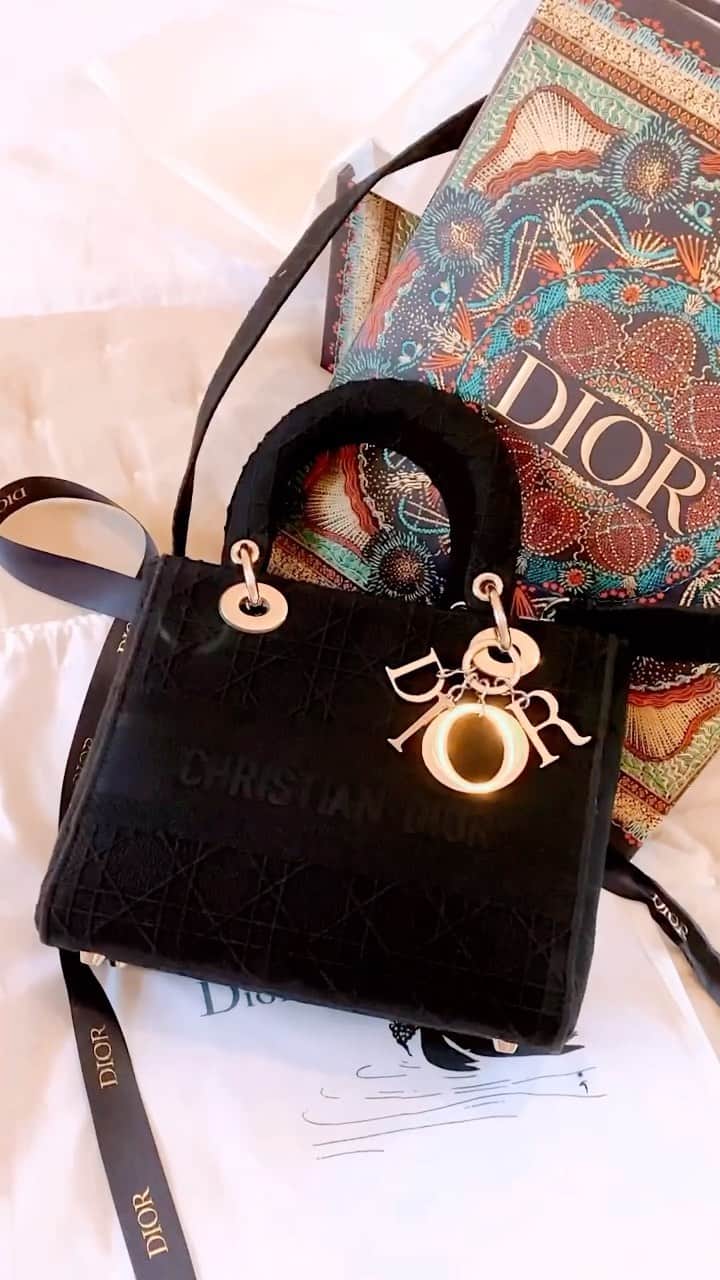 ビクトリアのインスタグラム：「Dior Give Away 🎅🏼 This is the big one - Santa drop 4 to celebrate the finale of Frowmas. After such a terrible year, I thought this could be just the thing to brighten someone’s 2020. A brand new Dior Lady D-Lite Bag in Medium Black Cannage Canvas, boxed in the beautiful Christmas packaging and tied with a bow. Just a little thankyou to you from me and the ITF team, for sticking with us through such an uncertain time and for giving us the motivation to keep on creating. I can’t wait to see who gets this beauty! ✨ . To enter: 1. Follow me @inthefrow 2. Like this reel 3. Tag three friends in the comments in case they would like to enter too. 4. Share the reel onto your stories and be sure to tag me @inthefrow so I can see it. . The bag was bought by myself. Not affiliated with Dior. Not affiliated with Instagram or YouTube. Just a little gift from me to you. Open internationally Winner randomly selected on NYE at 6pm. The bag is brand new, purchased from Dior online - you will receive this one right here. Winner will be notified by myself on this verified account with the blue tick @inthefrow only, where I will just ask for your address to send to you. Good luck ✨」