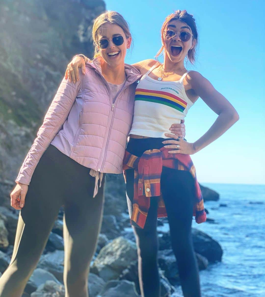 サラ・ハイランドのインスタグラム：「If you stand on a VERY large boulder next to your supermodel best friend... you too can be almost as tall as them.   I haven’t seen @ashleynewbrough in over a month and I miss my giant ❤️」