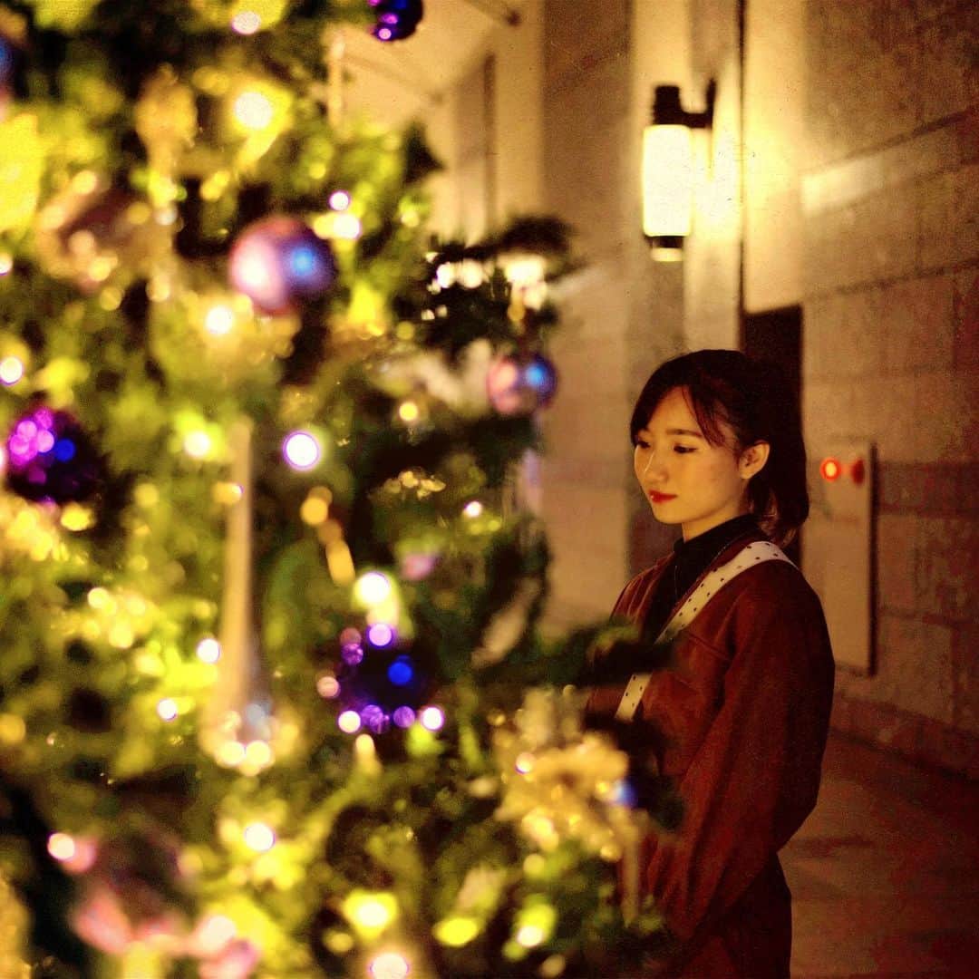 ケイン・デニスさんのインスタグラム写真 - (ケイン・デニスInstagram)「#illustration   街はクリスマスに向けて  ハッシュタグ #クリスマスに向けてから言葉でてこない #すこしおしゃれなこと言おうと試みた #やっぱり無理だ  #イルミネーション　#カメラ　#ポートレート撮影」12月23日 4時19分 - japan_kanedennis