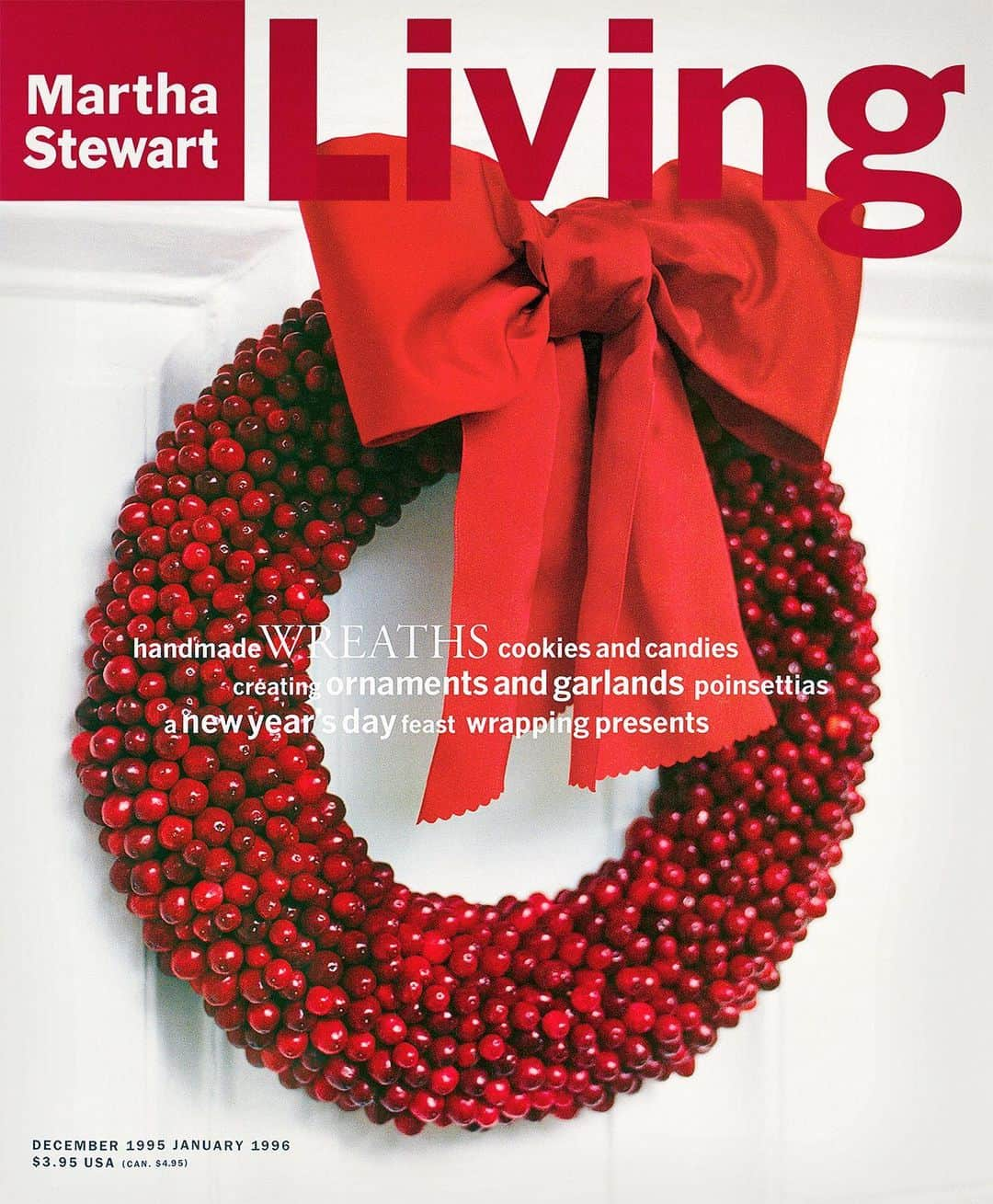 マーサ・スチュワートさんのインスタグラム写真 - (マーサ・スチュワートInstagram)「In our special anniversary December issue, @marthastewart48 looks back at some of her favorite covers of Living, including this beautiful cranberry wreath from our 1995 holiday issue. "This amazing cranberry wreath inspired a book of wreaths for every state in the country," says Martha. Inspired to make your own? Today on #homeschoolwithmartha, swipe the gallery to watch our founder create this stunning holiday display on The Martha Stewart Show and check out more of Martha's favorite covers in honor of #30yearsofLiving at the link in bio. 👆🏼 created by: @hannahcmilman」12月23日 4時23分 - marthastewart