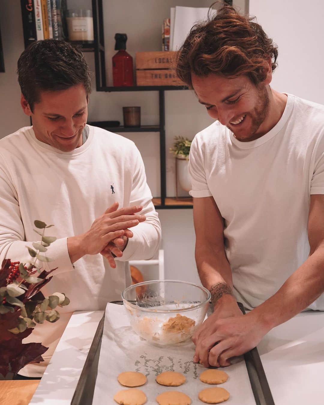 イバイ・ゴメスのインスタグラム：「Un día de esos de flamenco💃🏼 y repostería saludable🥐 🤣 Familia & amig@s ♾  • Y hay veces como éste día, que viene de maravilla lo que sobra para degustarlo viendo a mis compañeros en el partido de dentro de un rato 💪🏼 •  ¿Queréis nuevas recetitas y cuentas en las que me inspiro para hacerlas? 🤤 •  ¡Por cierto! Recordad que tenéis el sorteo de la camiseta del partido de hoy en mis stories, todavía estáis a tiempo 😜」