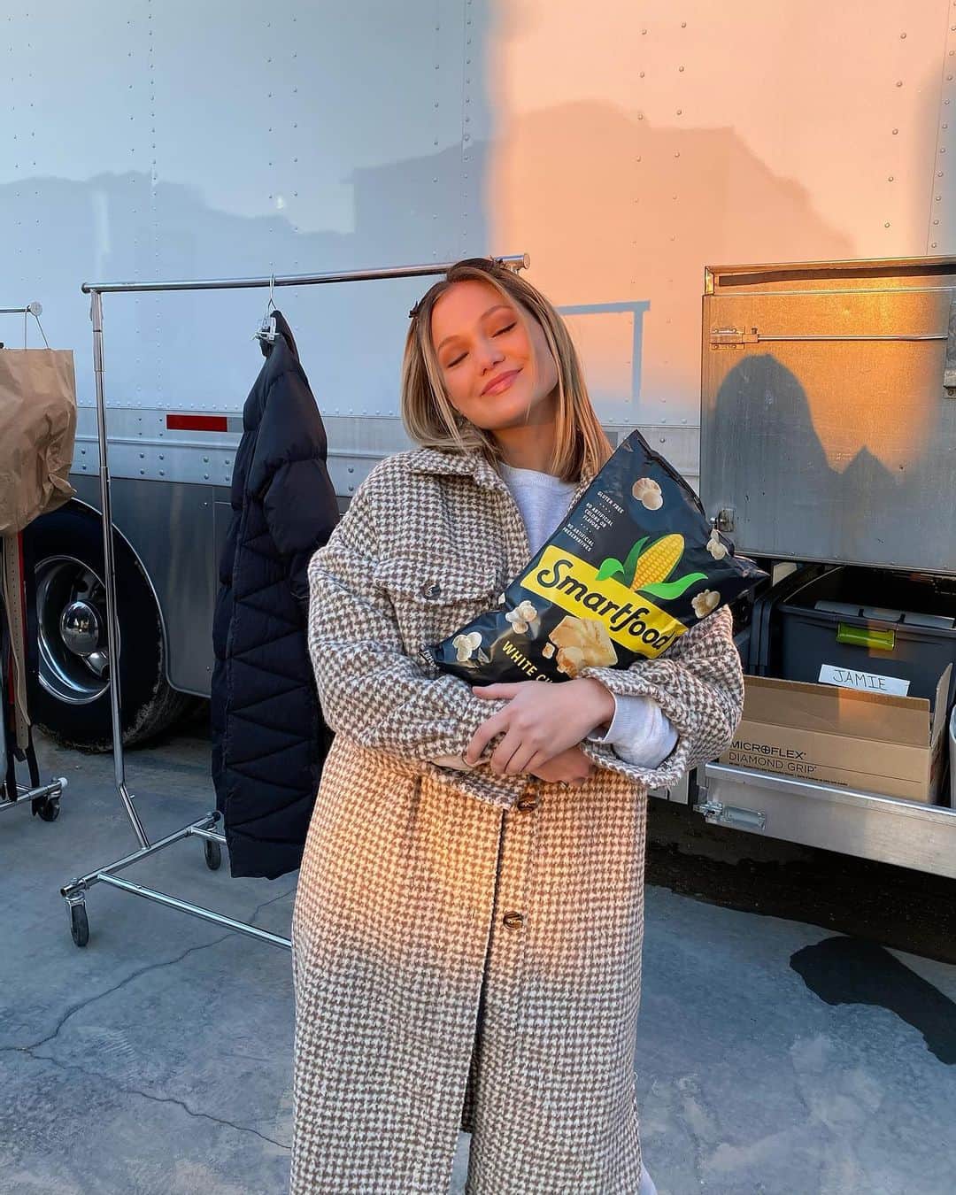 オリヴィア・ホルトのインスタグラム：「#ad on set with legitimately my favorite snack in the world @smartfoodpopcorn for a quick lil break in between takes. happy holidays and happy snacking friends! 🤍 #smartfood」