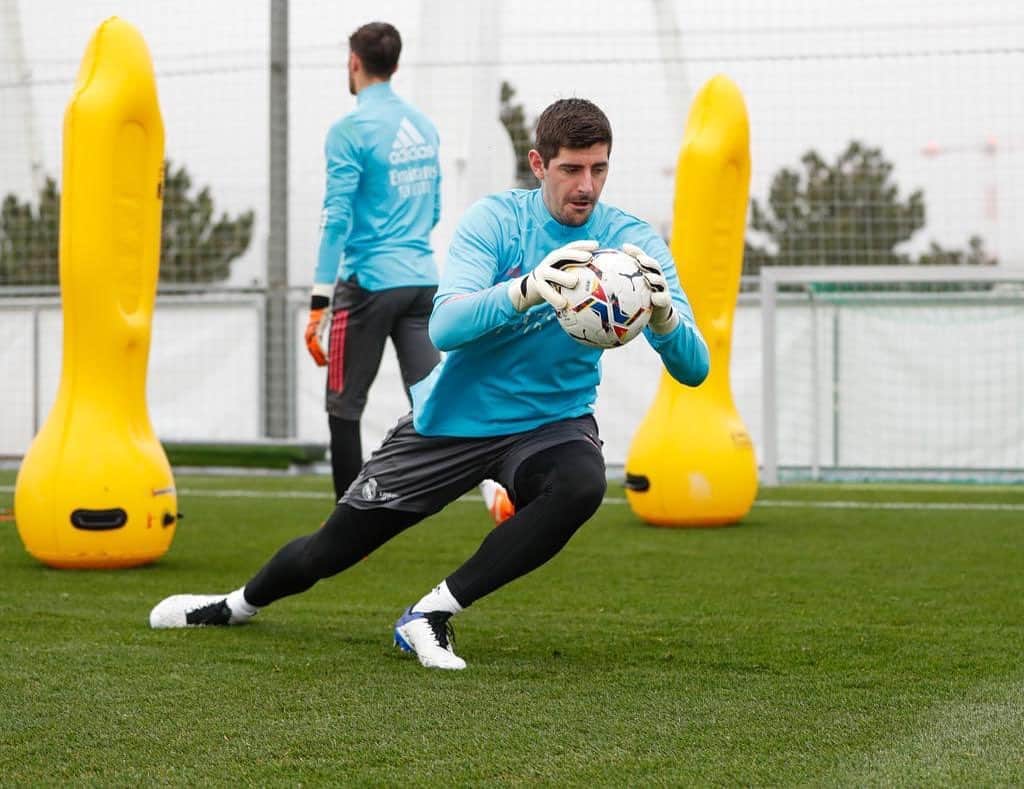 ティボ・クルトゥワのインスタグラム：「Otra jornada y vuelta a Valdebebas. Misión 3 puntos. Preparados para el partido de mañana! #HalaMadrid」