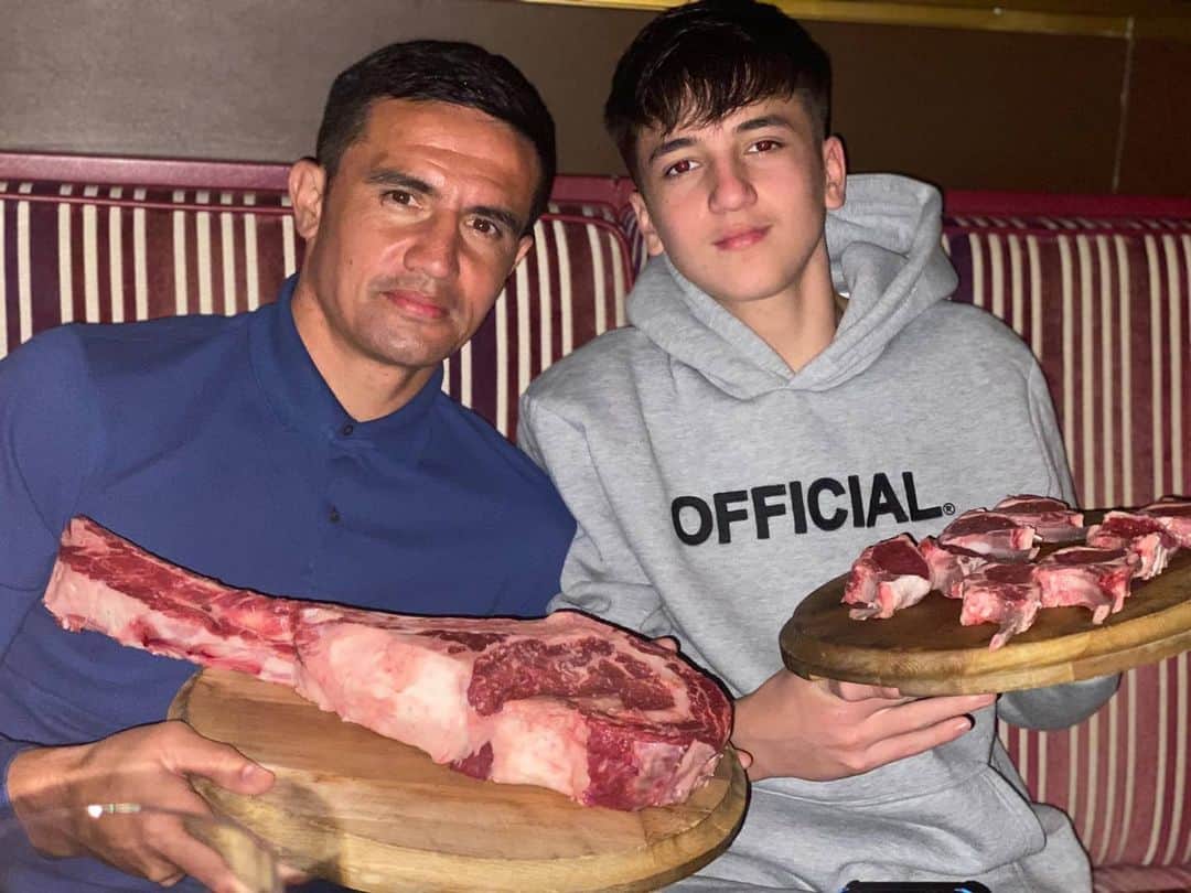ティム・ケーヒルのインスタグラム：「BBQ TIME 🔥🥩 @shaetimcahill」