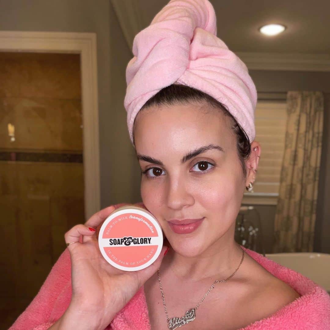 N I C O L E.のインスタグラム：「With dry weather approaching, it's more important than ever to double cleanse, while ensuring you are not stripping your skin, so I’m using the new @SoapandGloryUSA Glow Your Mind Nourishing Cleansing Balm. It's velvety texture turns into a milk and has skin-loving oils so my skin is left feeling so soft and smooth. If you want extra exfoliation and nourishment, try a double cleanse by following it up with their Face Soap & Clarity Facial Wash. They’re both currently available at @Target! #SoapandGloryPartner #MadeGlorious」