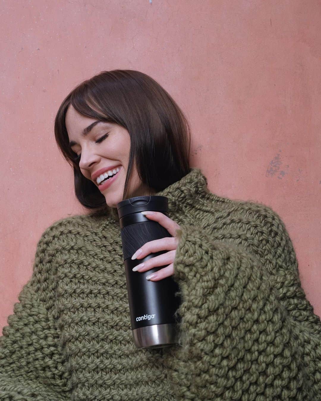 クリスタ・B・アレンのインスタグラム：「AD the gift that works for absolutely everyone- a sustainable and chic @gocontigo SNAPSEAL mug. #onlycontigo comes in a myriad of colors to match their style, and the SNAPSEAL technology means this mug is 100% leak-proof! #contigo」