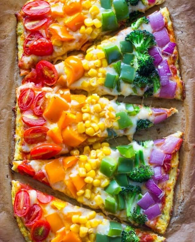 タイラ・バンクスさんのインスタグラム写真 - (タイラ・バンクスInstagram)「Who says foodie deliciousness can’t be healthy? 🌈 Cuz I beg to differ, boo. This rainbow vegetable pizza by @gimmedelicious is inspiring me to create my own at home for my son. What are some other colorful veggies you would sub? Brb cuz I’m going to grab some fresh produce and get to cutting it up!」12月23日 5時01分 - tyrabanks
