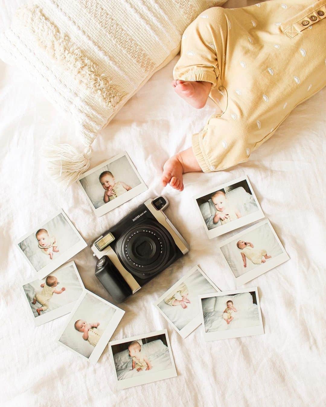 Fujifilm Instax North Americaさんのインスタグラム写真 - (Fujifilm Instax North AmericaInstagram)「The instax camera that’s perfect for capturing the big (and smol) moments 💕☀⁠ ⁠ 🖼️ Source: @the.whimsical.mom⁠ .⁠ .⁠ .⁠ #instaxathome⁠ #dontjusttakegive⁠ #instaxwide⁠ #memories」12月23日 5時02分 - fujifilm_instax_northamerica