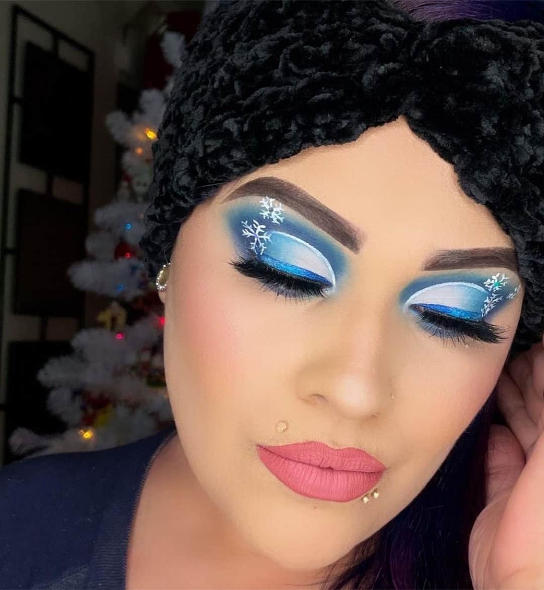 LiveGlamのインスタグラム：「Can you say winter wonder-glam?! ❄️👄@nanalabella1makeup looks GORG in our “Adios Beaches” lippie ✨💄 #LiveGlamFam」