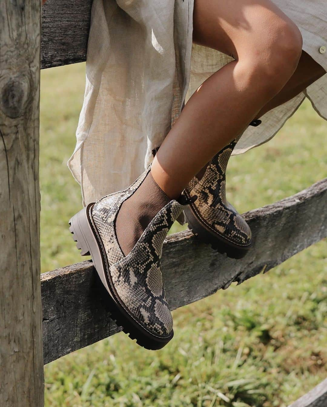 サムエデルマンさんのインスタグラム写真 - (サムエデルマンInstagram)「The LAGUNA just dropped in Desert Multi Snake.  Do not walk.   Shop now at SamEdelman.com  #SamEdelman #Fall2020」12月23日 5時06分 - sam_edelman