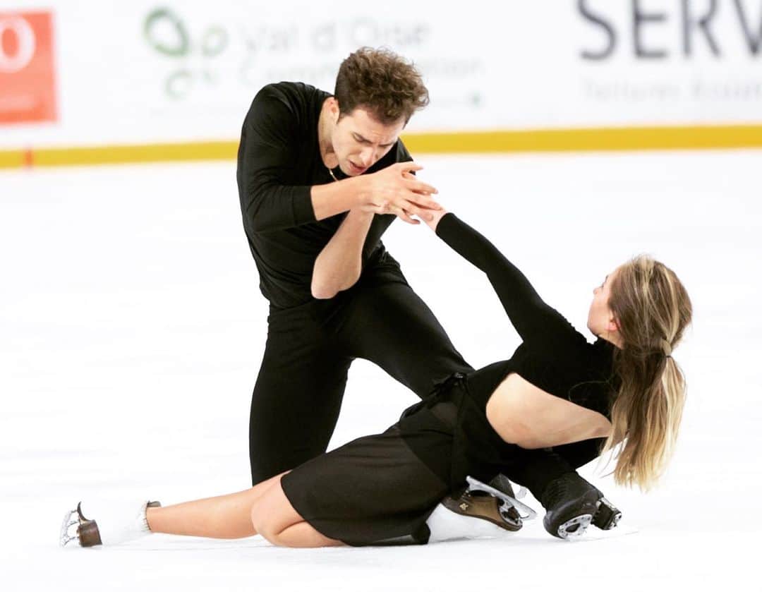 ルイ・トーロンのインスタグラム：「CHALLENGE 2020 FREE DANCE.  Thank you @ffsportsdeglace for the opportunity ! Now time to get some rest 🎅🏻 📸: @obrajon  #patinage #patinageartistique  #patinagemagazine #figureskating #iceskating #фигурноекатание #フィギュアスケート #isu #ffsg #patinajeartístico」