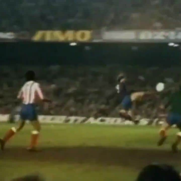ヨハン・クライフのインスタグラム：「🔙 #OTD in 1973, Johan scored this extraordinary goal against Atlético! #CruyffLegacy ⠀ 🎥 @fcbarcelona」