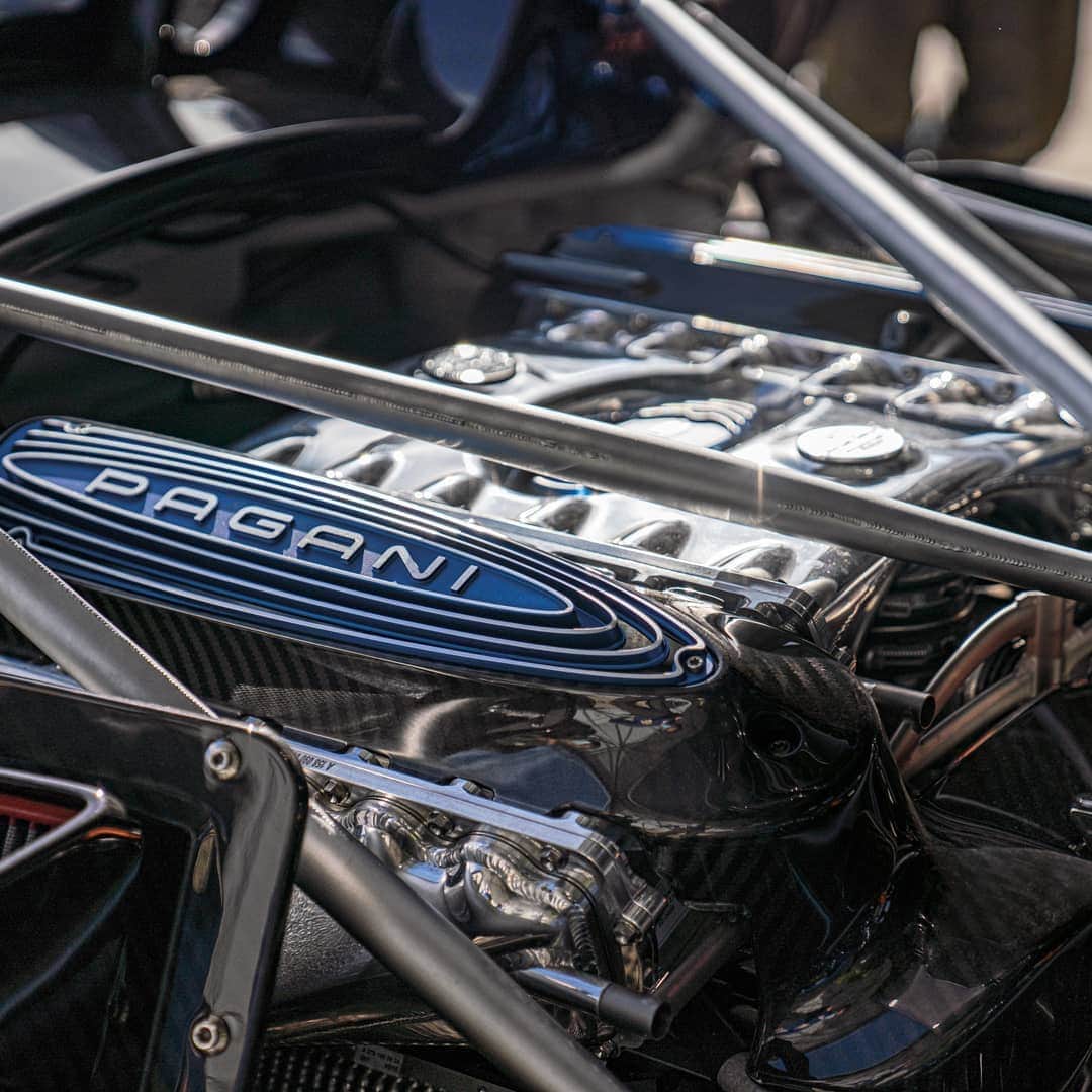 パガーニ・アウトモビリのインスタグラム：「What a monster!  On the Huayra Tricolore, the Pagani V12 engine delivers 840 hp at 5,900 RPM and 1,100 Nm of torque from 2,000 RPM to 5,900 RPM.   Read more on our website or click the link in bio!  #pagani #huayra #huayratricolore #freccetricolori #AeronauticaMilitare #aviation #ItalianAirForce」