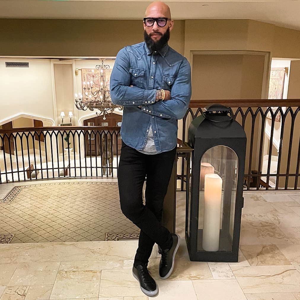 ティム・ハワードのインスタグラム：「☮️ BE AT PEACE ☮️ @montagedeervalley」