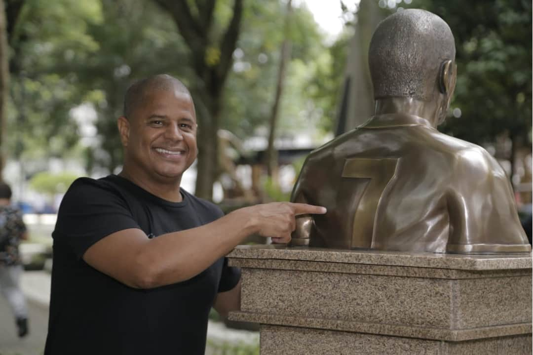 コリンチャンスさんのインスタグラム写真 - (コリンチャンスInstagram)「E hoje foi inaugurado mais um busto no Parque São Jorge! Maior vencedor da história do Timão, @marcelinhocariocaoficial foi imortalizado no Parque São Jorge nesta terça-feira, em iniciativa feita pelo @culturaldocorinthians! ⠀ 📸 José Manoel Idalgo⠀ ⠀ #VaiCorinthians」12月23日 5時30分 - corinthians