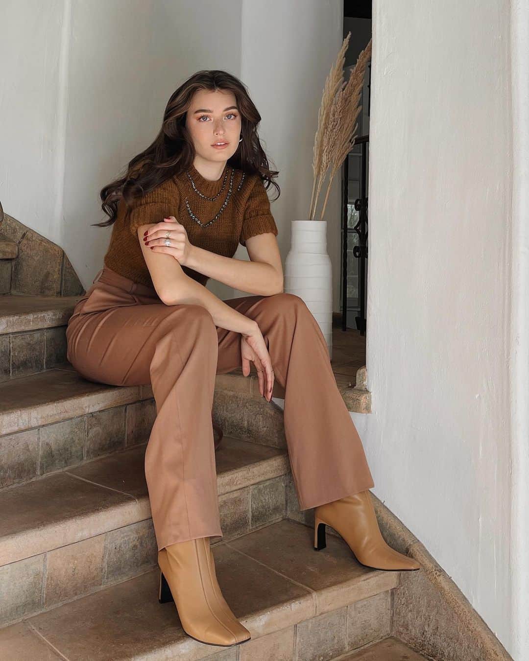 ジェシカ・ジェーン・クレメントのインスタグラム：「Holidays at home(with my fiancé!) never felt so good. Full look is @shopbop, head over to their site to shop a selection of cozy picks from myself and a few other lovely women! #shopbop #ad」