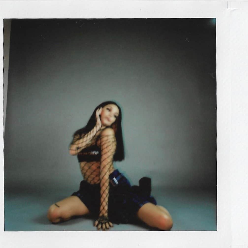 マギー・リンデマンのインスタグラム：「outtakes 🖤 PARANOIA COMES OUT IN EXACTLY A MONTH AHH」
