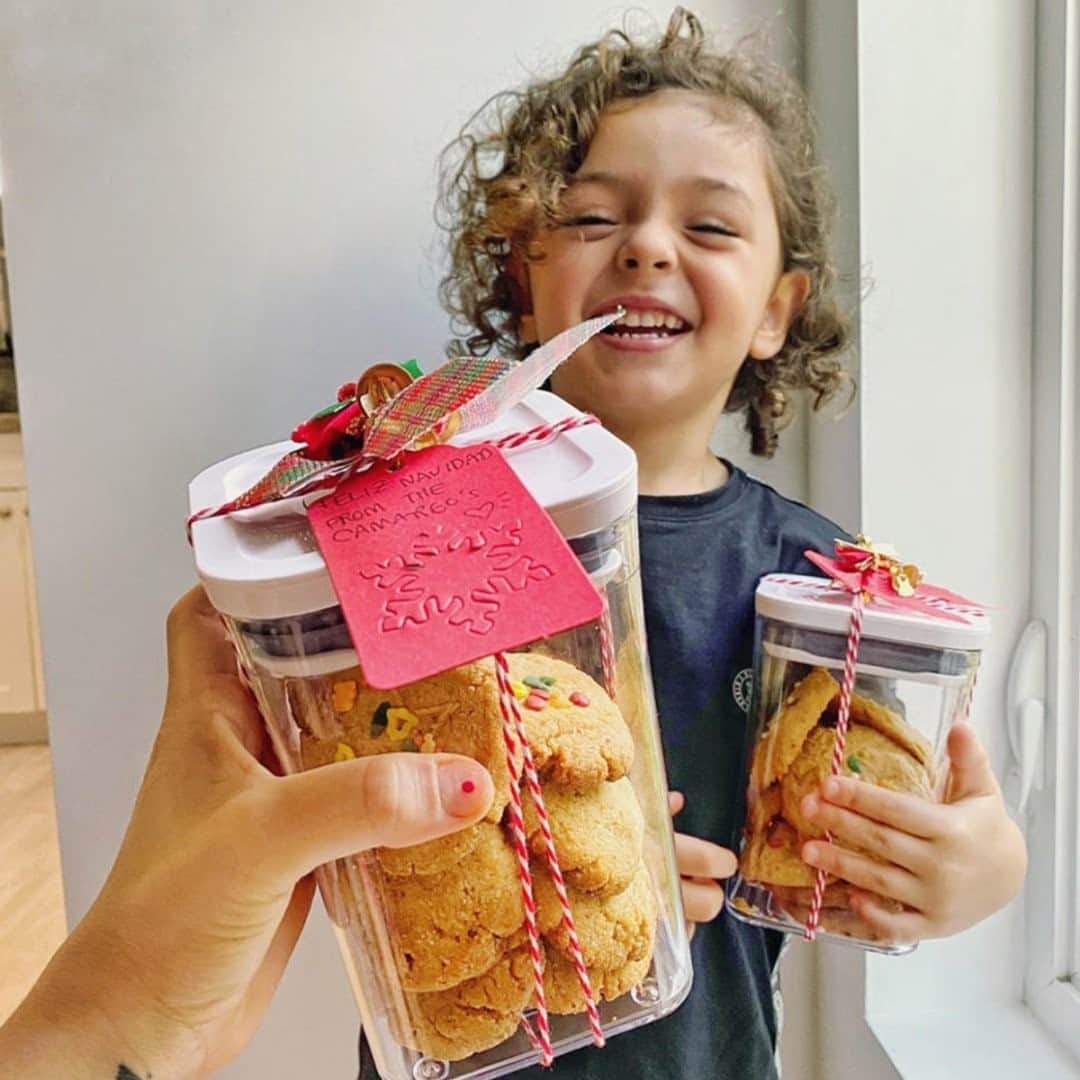 OXOさんのインスタグラム写真 - (OXOInstagram)「Spreading the love of fresh baked cookies (and shiny new POP containers 😉). 📸: @foodfromtheheart」12月23日 5時39分 - oxo