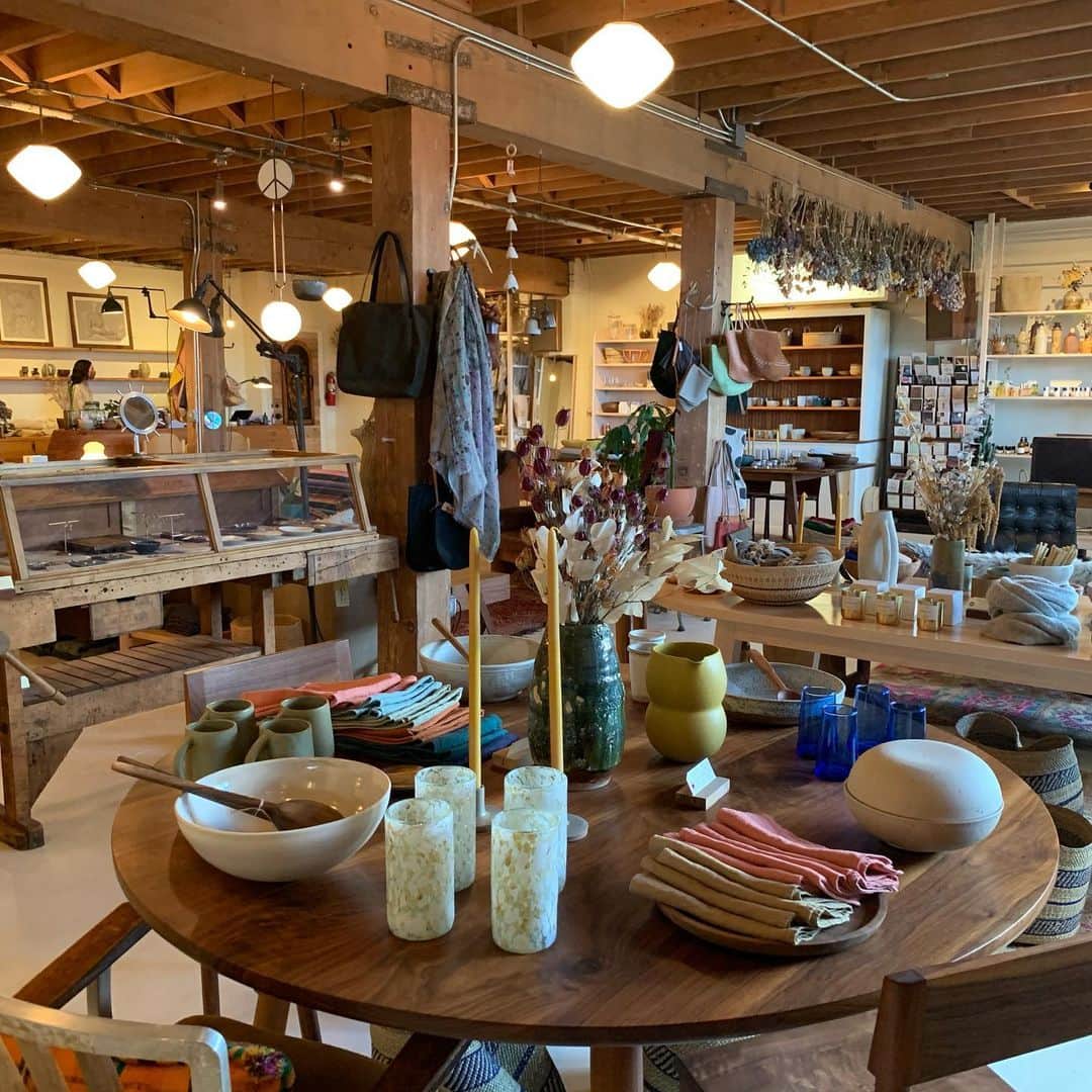 Beam & Anchorのインスタグラム：「Open til 5! 💫」