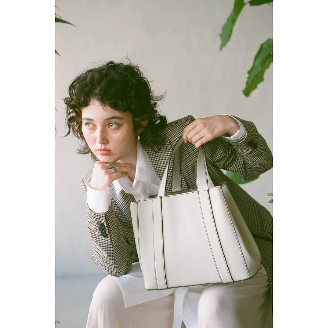 ADINA MUSEさんのインスタグラム写真 - (ADINA MUSEInstagram)「ITEM:THICK BELT TOTE PRODUCT NUMBER:JE0605G COLOR:ECRU PRICE:￥15,000  #adinamuse#adinamusebag#アディナミューズ#アディナミューズバッグ#gentlewoman#関マリアンナ」12月23日 5時32分 - adinamuse