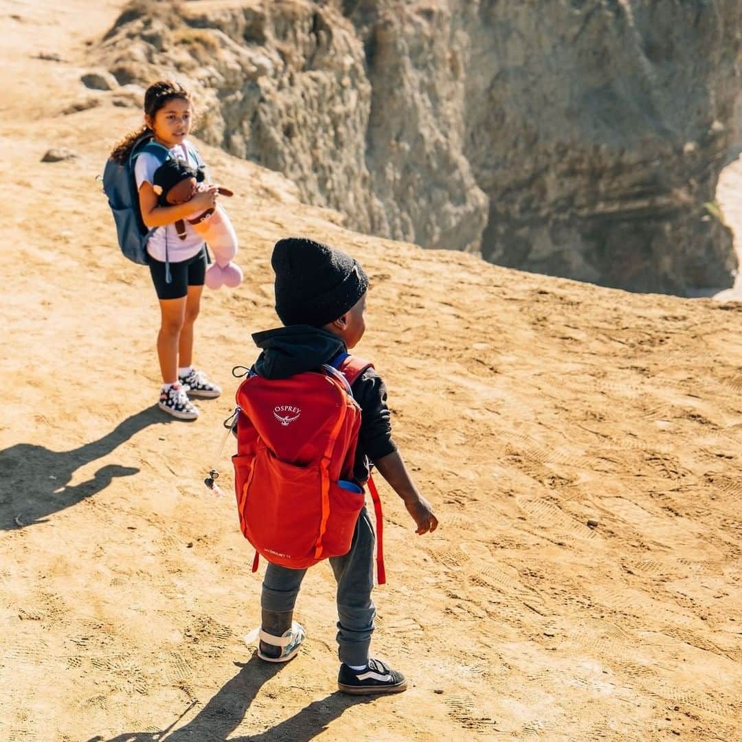 のインスタグラム：「“My hope is to simply do my best as their mother. I will continue to learn, educate, uplift, support, and progress in the world of racial equality. I want to be an advocate for content of character, not judgement of skin color. We have plenty of tools to face these things as adoptive parents and there is a lot more going on than an outsider often realizes.” — Today on the blog, read more about @lisarondo's efforts to embrace diversity at home and celebrate the cultures of her two adopted children, Jax and Remi. 📷 by @kylie.fly  Featured packs from the Jet series #ospreypacks」