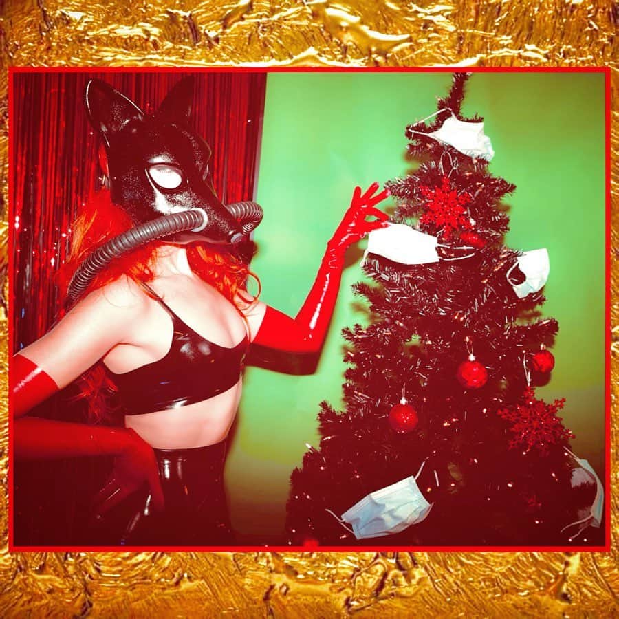 ボニー・マッキーのインスタグラム：「Merry Christmas」